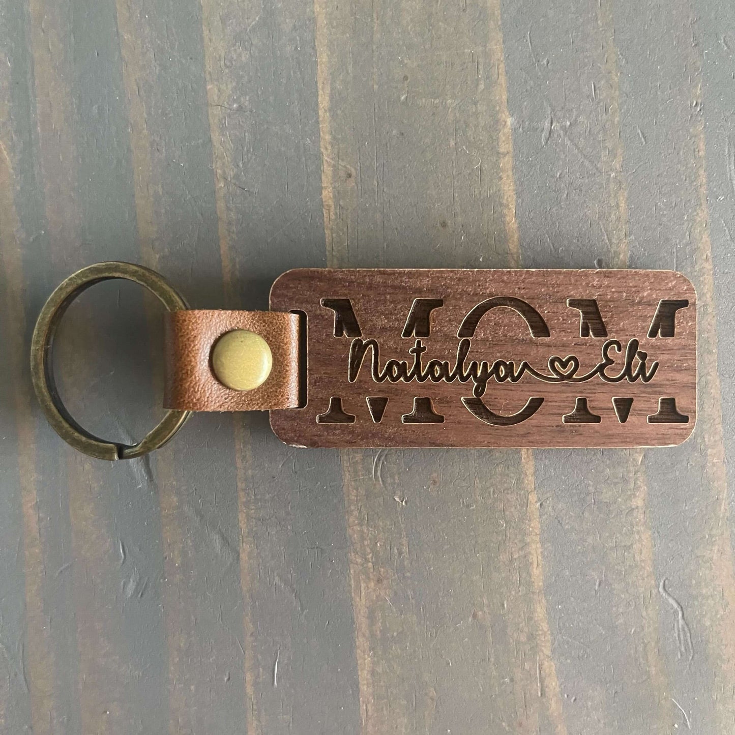 Personalized Walnut Keychain For Mom, gifts for mom, gifts for dad, gifts for wife, gifts for husband. Find gifts for daughter and gifts for son.