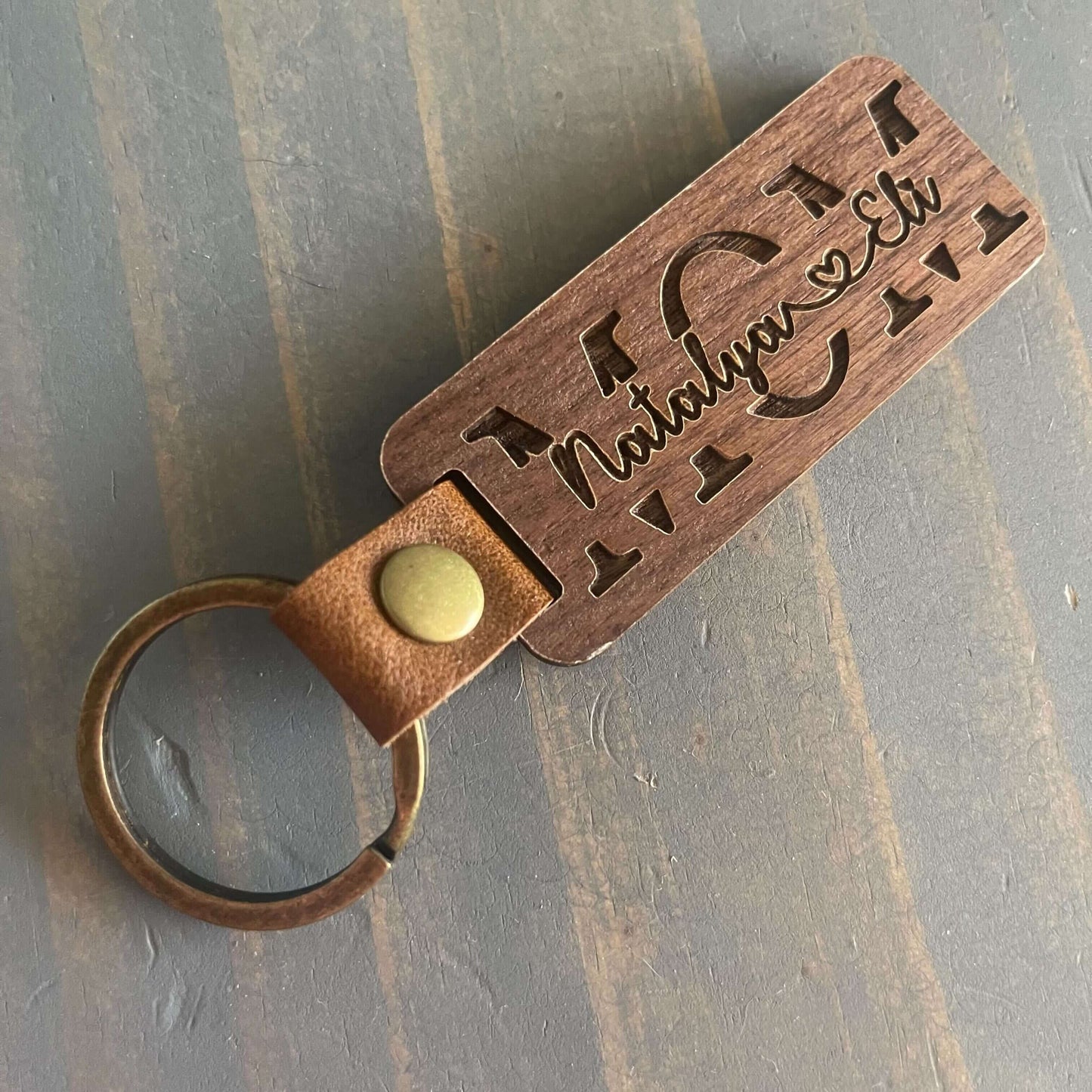 Personalized Walnut Keychain For Mom, gifts for mom, gifts for dad, gifts for wife, gifts for husband. Find gifts for daughter and gifts for son.