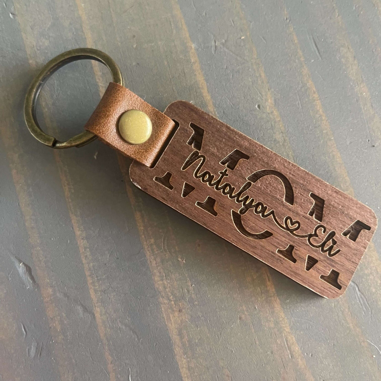 Personalized Walnut Keychain For Mom, gifts for mom, gifts for dad, gifts for wife, gifts for husband. Find gifts for daughter and gifts for son.